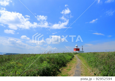北海道浜中町の風景 霧多布岬 灯台への道と青い空 7月 北海道浜中町の風景 霧多布岬 灯台への道と青い空 7月 92952594