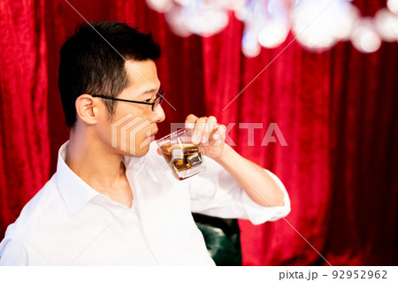 ウイスキーを一人嗜む男性 92952962