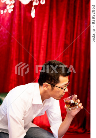 ウイスキーを一人嗜む男性 92952963