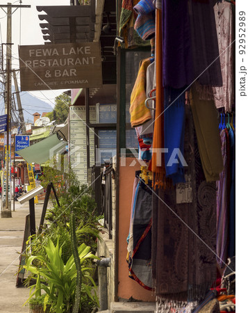 ネパール・ポカラ レイクサイドの店舗 / Pokhara, Nepal 92952989