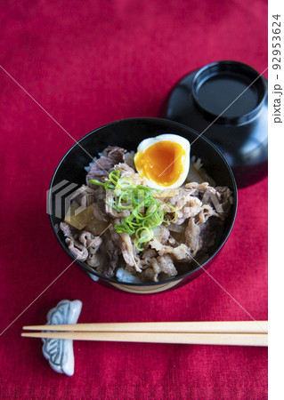 牛肉と温玉の好物コンビの牛丼。 92953624