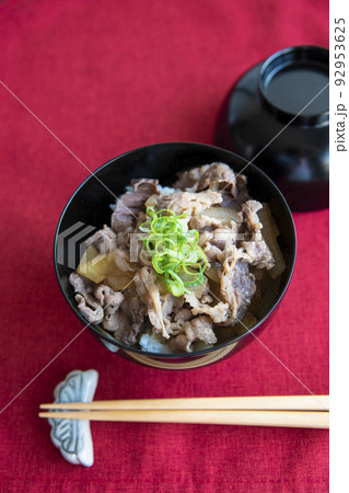 人気の牛丼は和食の定番どんぶり。 92953625
