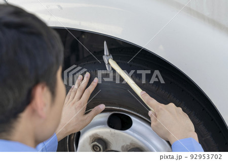 トラック タイヤの空気圧点検 トラック タイヤの空気圧点検 92953702