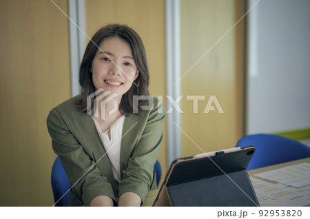 女性 ビジネスシーン 女性 ビジネスシーン 92953820