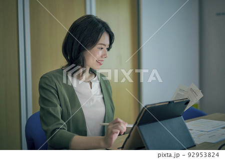 女性 ビジネスシーン 女性 ビジネスシーン 92953824