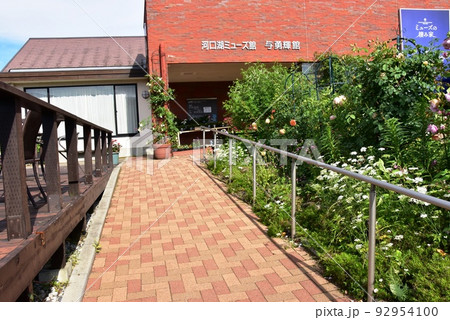 富士河口湖町　八木崎公園の河口湖ミューズ館・与勇輝館と花壇 92954100