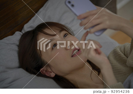 寝る前のスマホ 92954236