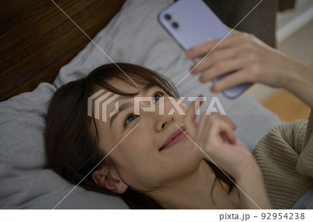 寝る前のスマホ 寝る前のスマホ 92954238