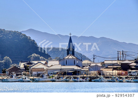 世界遺産 長崎と天草地方の潜伏キリシタン関連遺産 崎津天主堂と崎津集落の風景 世界遺産 長崎と天草地方の潜伏キリシタン関連遺産 崎津天主堂と崎津集落の風景 92954307