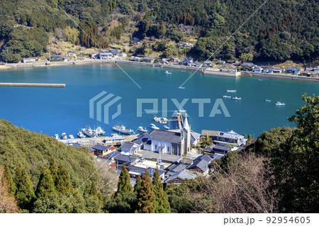世界遺産 長崎と天草地方の潜伏キリシタン関連遺産 チャペルの鐘展望公園より望む崎津集落と羊角湾 世界遺産 長崎と天草地方の潜伏キリシタン関連遺産 チャペルの鐘展望公園より望む崎津集落と羊角湾 92954605