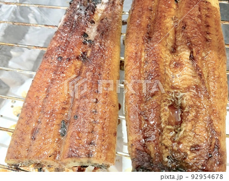魚焼きグリルで鰻を蒲焼きに調理しているところ　写真素材 92954678