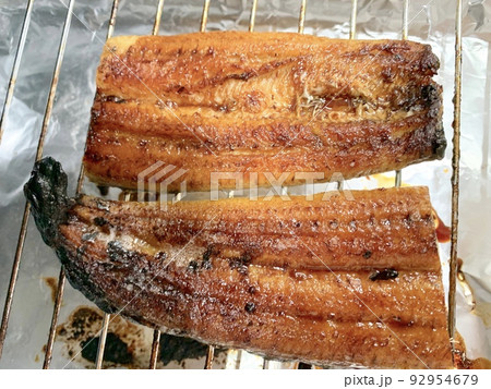 魚焼きグリルで鰻を蒲焼きに調理しているところ 写真素材 魚焼きグリルで鰻を蒲焼きに調理しているところ 写真素材 92954679