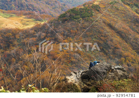 秋の谷川岳　天神尾根　大岩で休む登山者【群馬県・利根郡・みなかみ町】 92954781