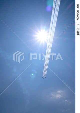 飛行機と飛行機雲と太陽 飛行機と飛行機雲と太陽 92956166