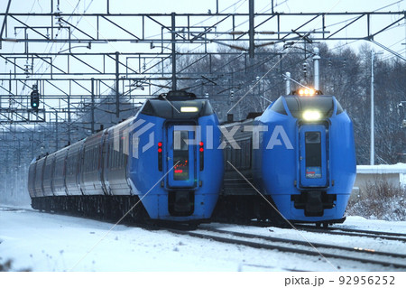 千歳線 西の里(信) JR北海道 キハ281系900番台 キハ283系 スーパー北斗 離合 千歳線 西の里(信) JR北海道 キハ281系900番台 キハ283系 スーパー北斗 離合 92956252