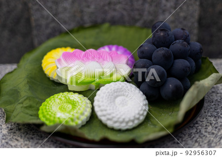 お菓子とブドウがお供えしてあるお墓 お菓子とブドウがお供えしてあるお墓 92956307