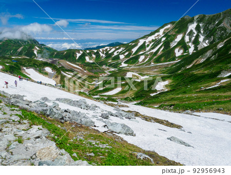 絶景立山の雪渓 92956943