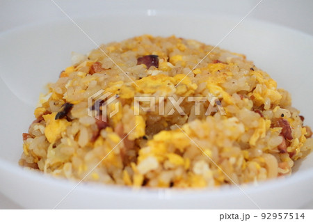 お昼ご飯に自炊した炒飯の物撮り お昼ご飯に自炊した炒飯の物撮り 92957514