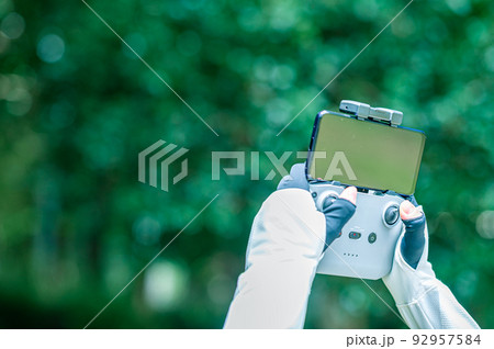 ドローンの飛行準備 92957584