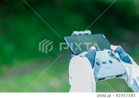 ドローンの飛行準備 92957585