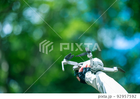 ドローンの飛行準備 92957592