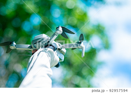 ドローンの飛行準備 92957594
