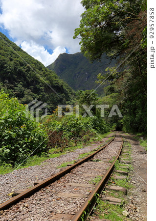 ペルーの空中都市、世界遺産マチュピチュへの道、アグアスカリエンテスの街へ 92957858