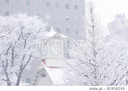雪の降る札幌時計台 92958293