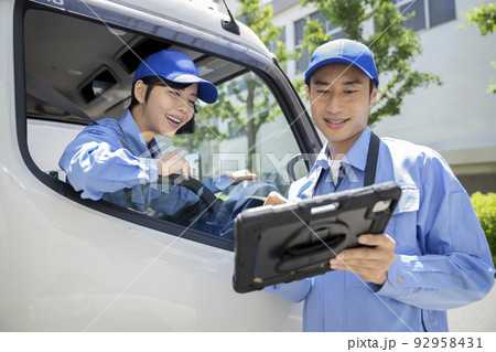 物流・運送業界　運行管理　出発前の打ち合わせ　イメージ 92958431