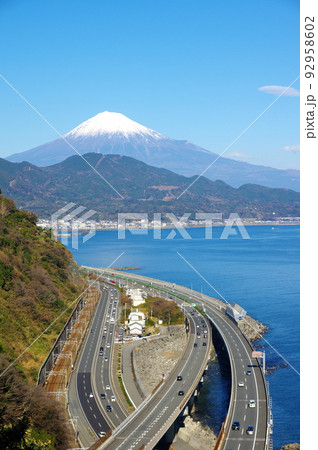 薩埵峠から冬晴れの富士山を望む(静岡市清水区) 薩埵峠から冬晴れの富士山を望む(静岡市清水区) 92958602