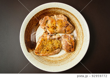 今日の晩ごはん　おいしそうな焼き目が付いたチキンステーキ 92959772