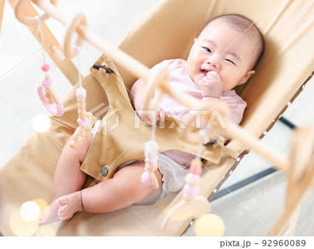 ベビージムで遊ぶ赤ちゃん 乳児 ベビージムで遊ぶ赤ちゃん 乳児 92960089