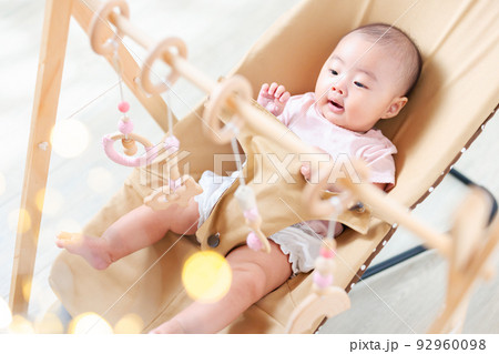 ベビージムで遊ぶ赤ちゃん 乳児 ベビージムで遊ぶ赤ちゃん 乳児 92960098