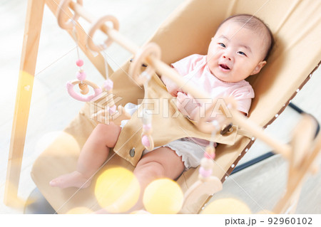 ベビージムで遊ぶ赤ちゃん 乳児 ベビージムで遊ぶ赤ちゃん 乳児 92960102