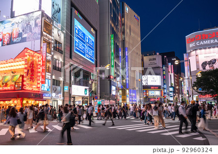 《東京都》新宿東口・夜の繁華街 《東京都》新宿東口・夜の繁華街 92960324