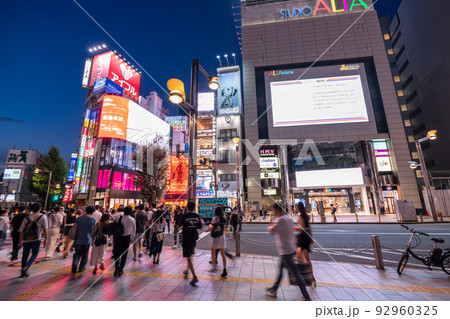 《東京都》新宿東口・夜の繁華街 《東京都》新宿東口・夜の繁華街 92960325