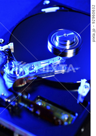 稼働中のハードディスク内部（青） 92960632