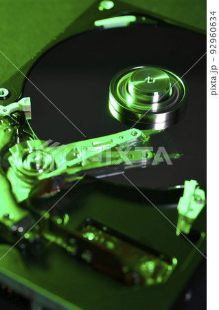稼働中のハードディスク内部（緑・反射無） 92960634