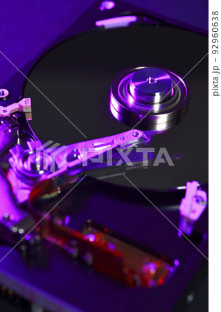 稼働中のハードディスク内部（紫・反射無） 92960638