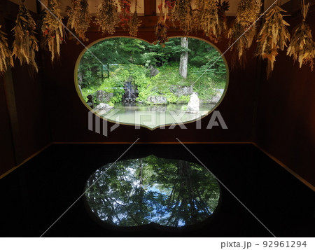 青龍山吉祥寺　本堂の猪目窓 92961294