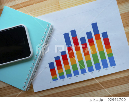 グラフ、手帳、スマホのビジネスイメージ (女性) 92961700