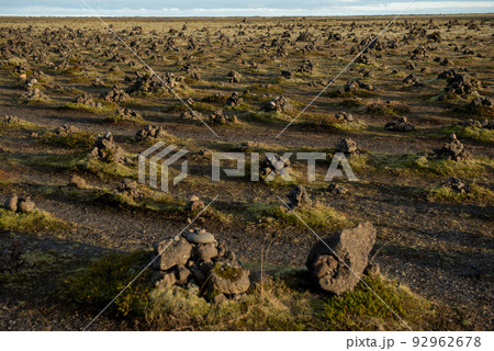 Laufskalavarda lava ridge and stone cairns, Iceland 92962678