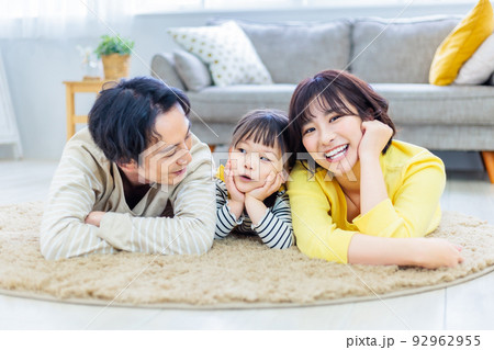 リビングので床に寝転ぶ仲良し家族 92962955