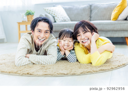 リビングので床に寝転ぶ仲良し家族 92962956