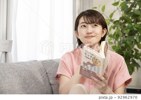 投資の本を持つ女性 92962970