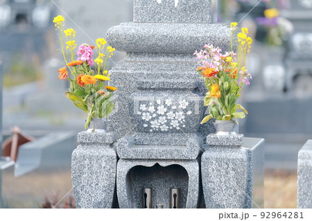 お墓の仏花とスリン 92964281