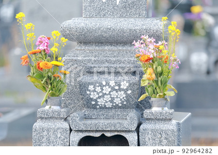 お墓の仏花とスリン 92964282