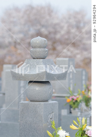 桜の時期の霊園のお墓 桜の時期の霊園のお墓 92964294