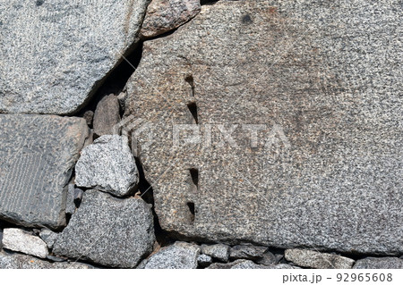お堀の石垣に打ち込まれたくさび跡(矢穴 名古屋城 愛知県 名古屋市) お堀の石垣に打ち込まれたくさび跡(矢穴 名古屋城 愛知県 名古屋市) 92965608