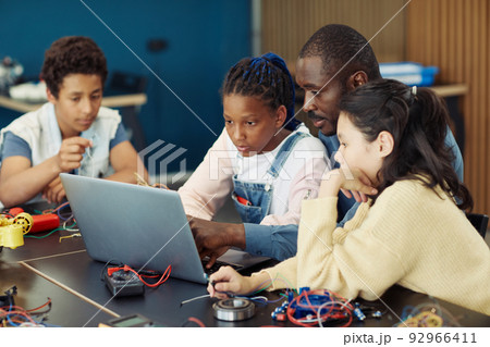 Kids in Engineering Class Kids in Engineering Class 92966411